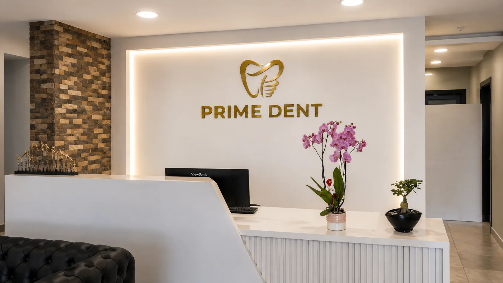 Prime Dent kliniğinin logolu resepsiyon alanı